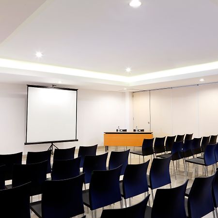 Amaris Hotel Ponorogo Esterno foto