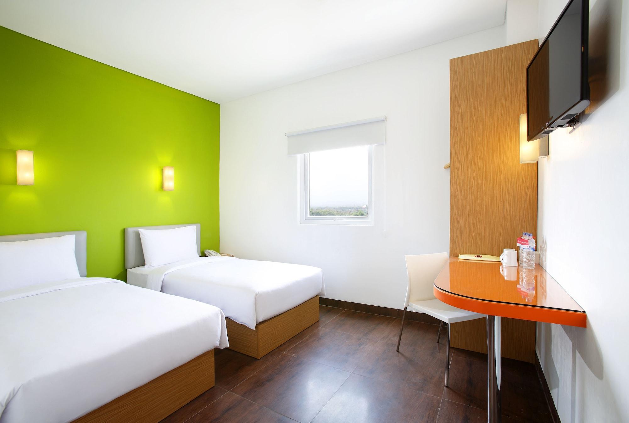 Amaris Hotel Ponorogo Esterno foto