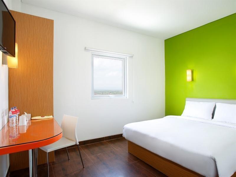 Amaris Hotel Ponorogo Esterno foto